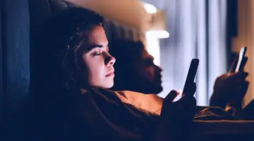 جحيم التجاهل الرقمي (Phubbing) ..عندما يهدد الهاتف الذكي استقرار علاقتك العاطفية